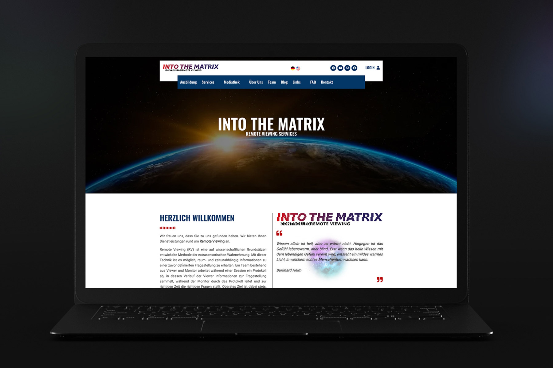 Startseite einer Website, die auf einem aufgeklappten Laptop angezeigt wird